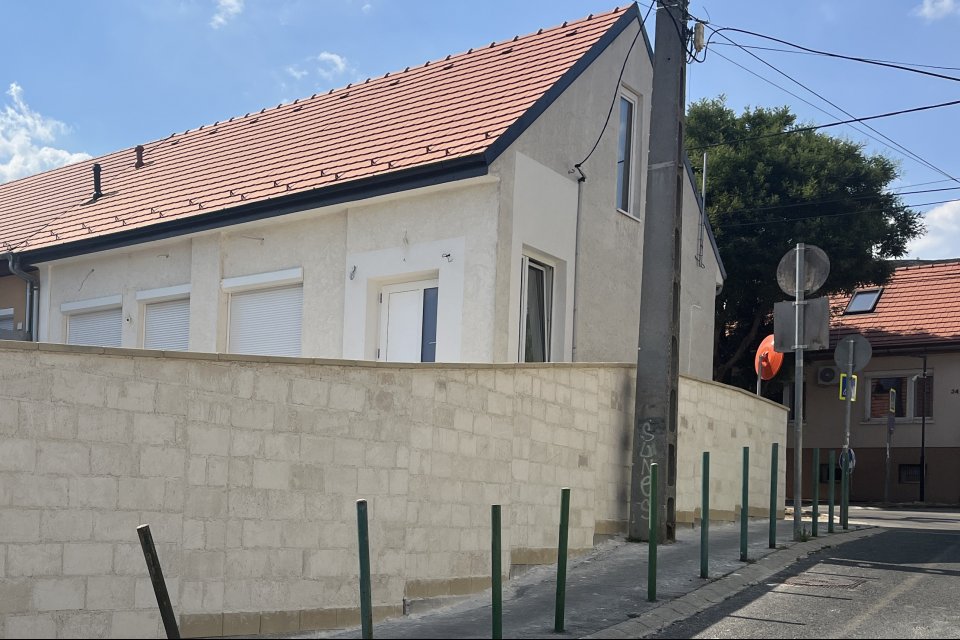 Bejárat a Kárpát utca felől.
